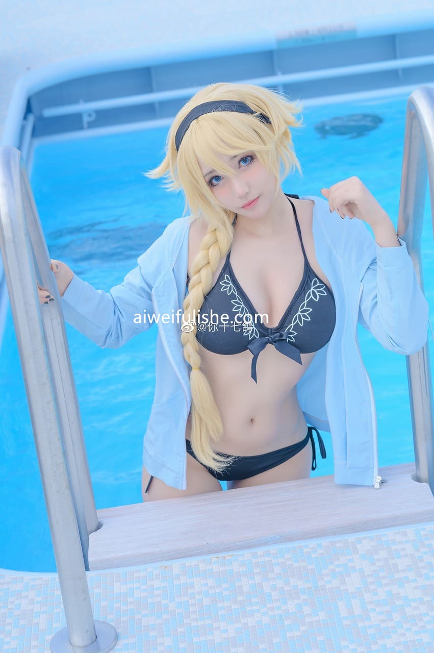 你十七鸽-FateGrandOrder 贞德 cos 泳装[10p95.9M] cosplay美女-第3张
