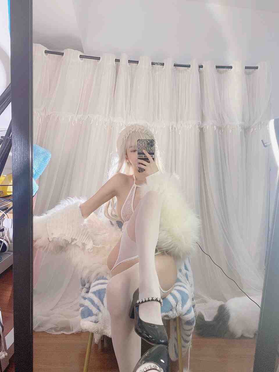 过期米线线喵-白月光白丝吊带写真 [40P-75MB] cosplay美女-第5张