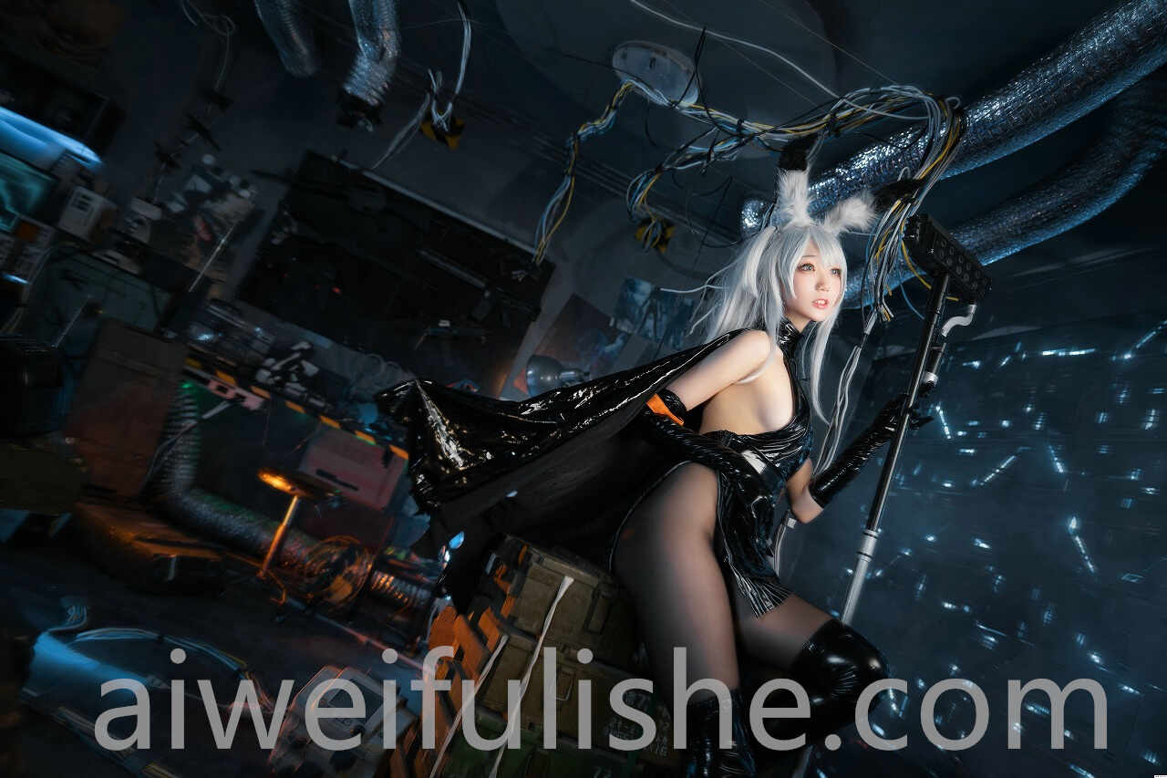 周叽是可爱兔兔-精二暴行[22P-303M] cosplay美女-第2张
