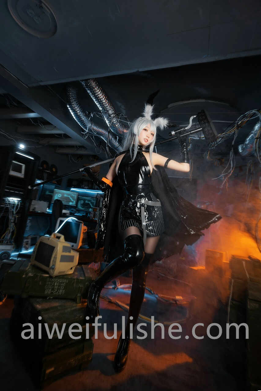 周叽是可爱兔兔-精二暴行[22P-303M] cosplay美女-第6张