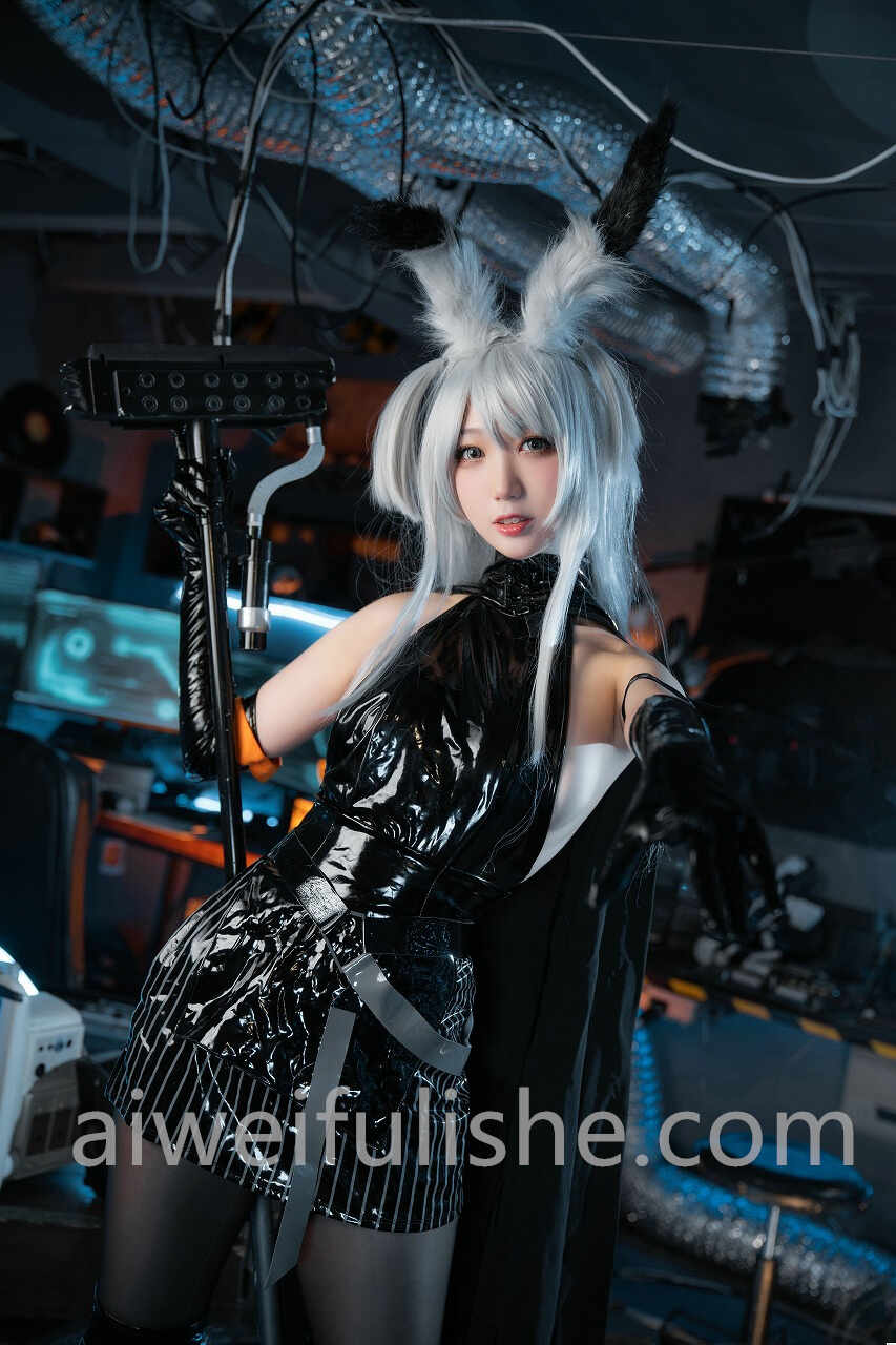 周叽是可爱兔兔-精二暴行[22P-303M] cosplay美女-第2张