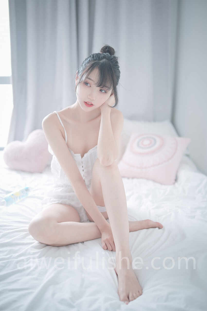 周叽是可爱兔兔-白色睡衣 [23P-196MB] 网红福利-第3张