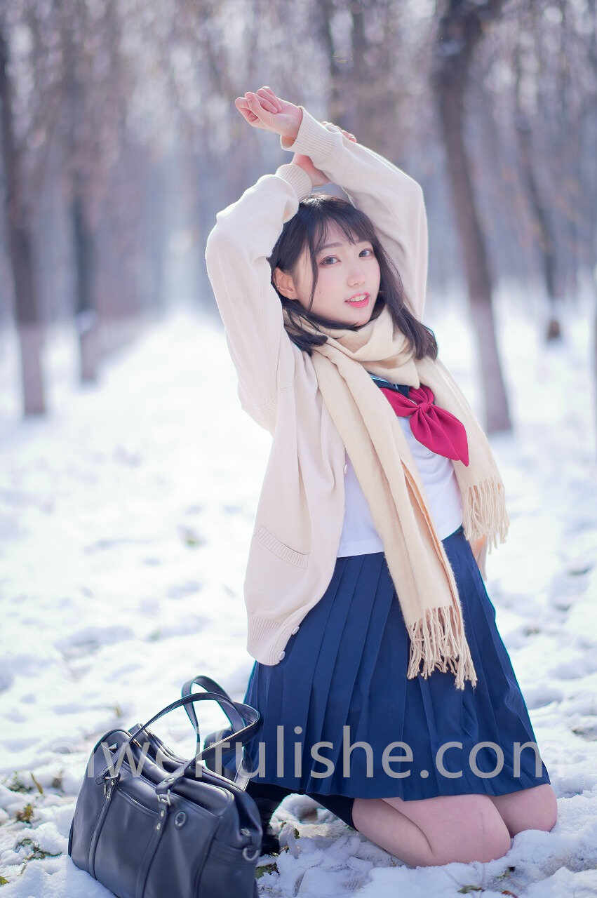 周叽是可爱兔兔-雪景jk [15P-130MB] 网红福利-第2张