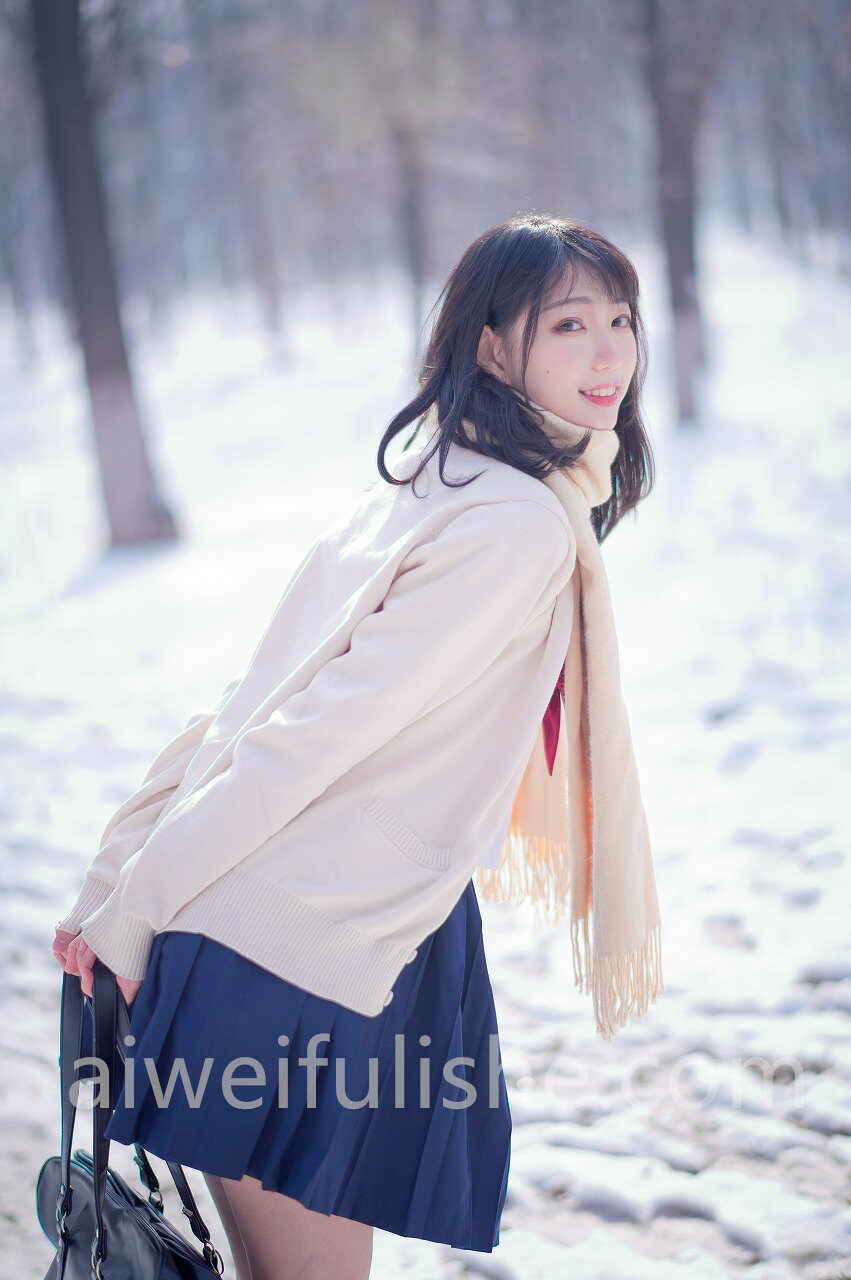 周叽是可爱兔兔-雪景jk [15P-130MB] 网红福利-第4张