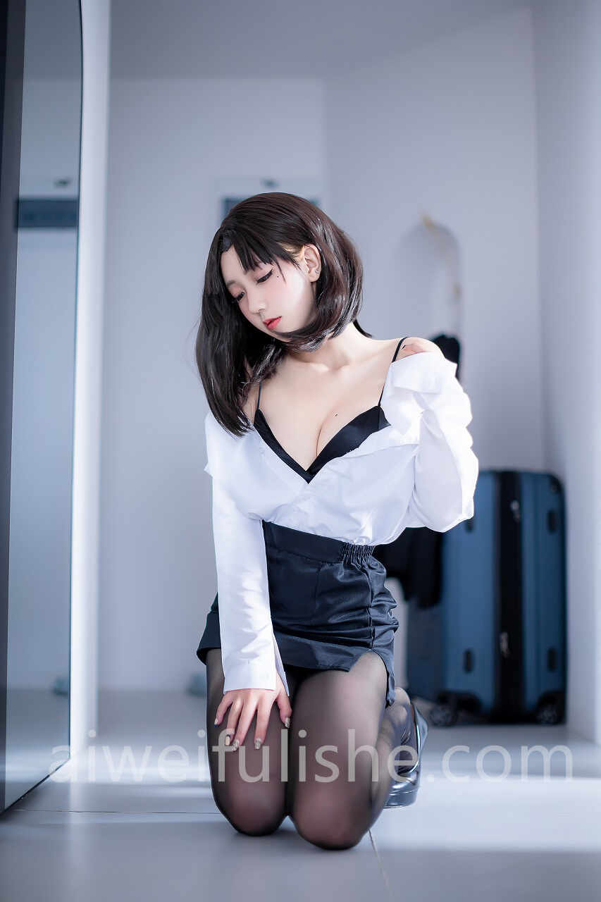 蓝小沂KiKi-OL黑丝 [42P-731MB] 网红福利-第3张