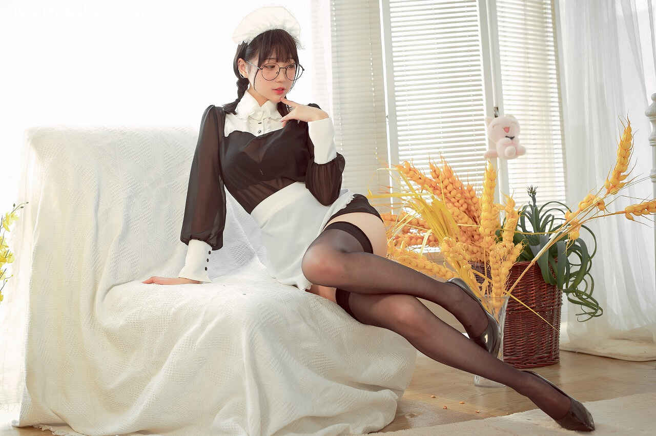 周叽是可爱兔兔 - 眼镜女仆 [36P3V-525MB] cosplay美女-第4张