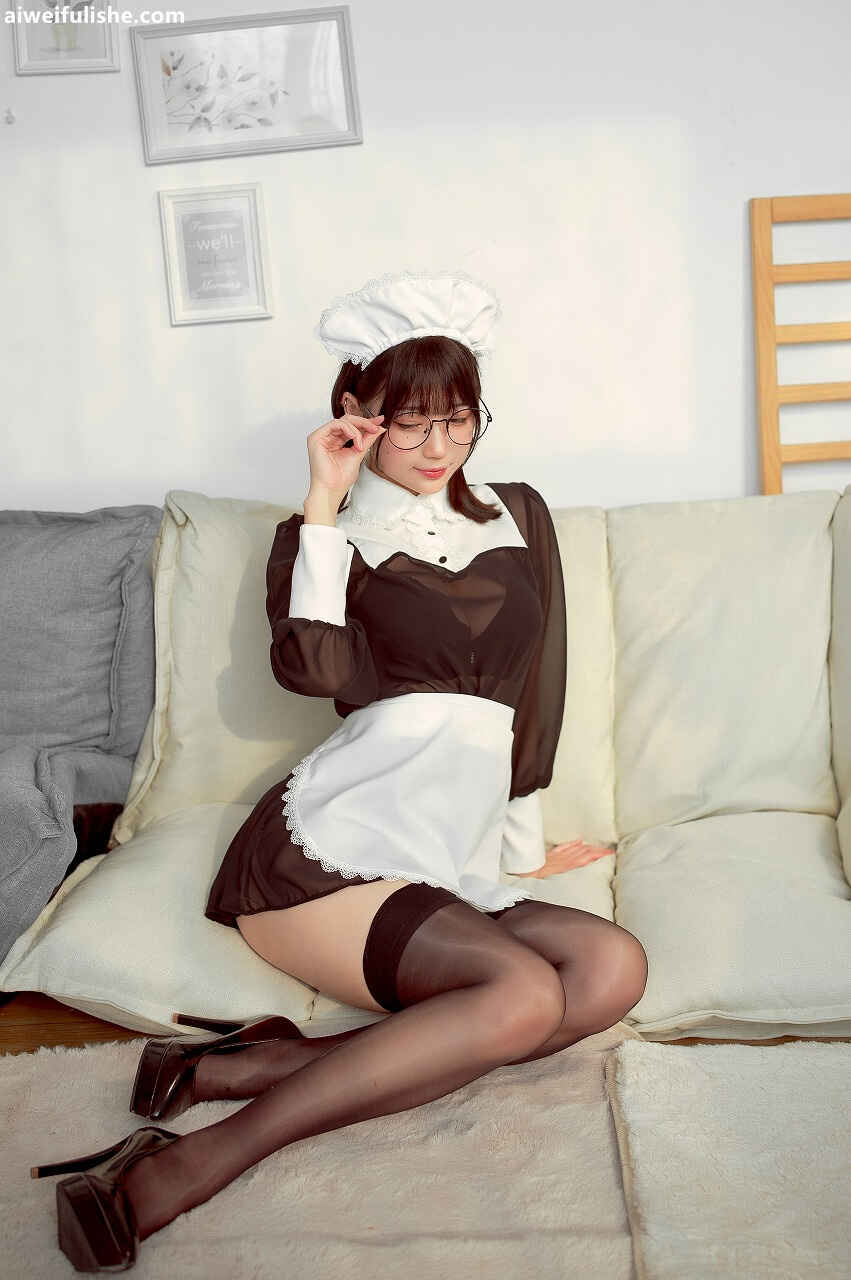 周叽是可爱兔兔 - 眼镜女仆 [36P3V-525MB] cosplay美女-第1张