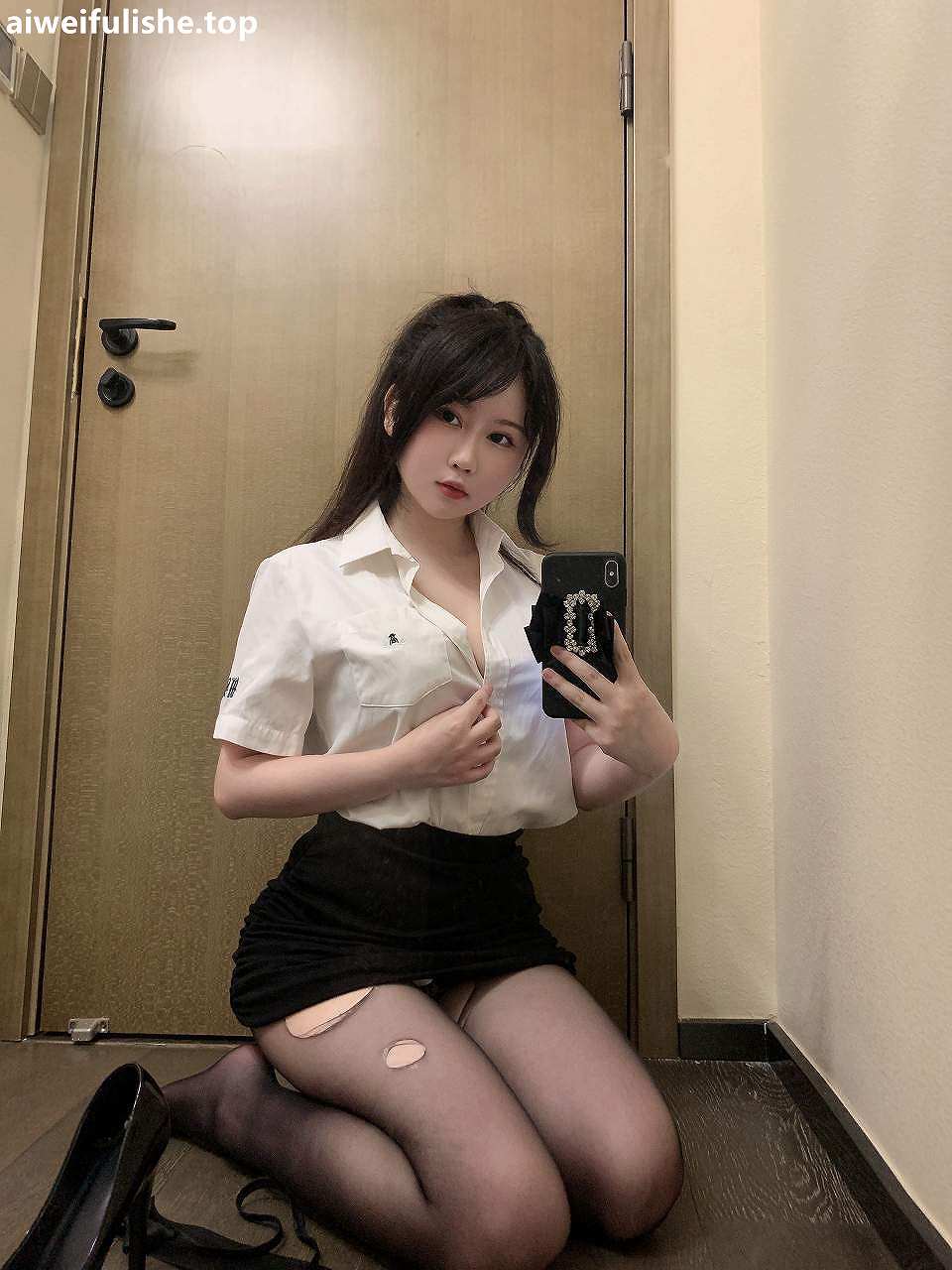 是依酱吖-刚入职的新人 [40P1V-94MB] 网红福利-第3张