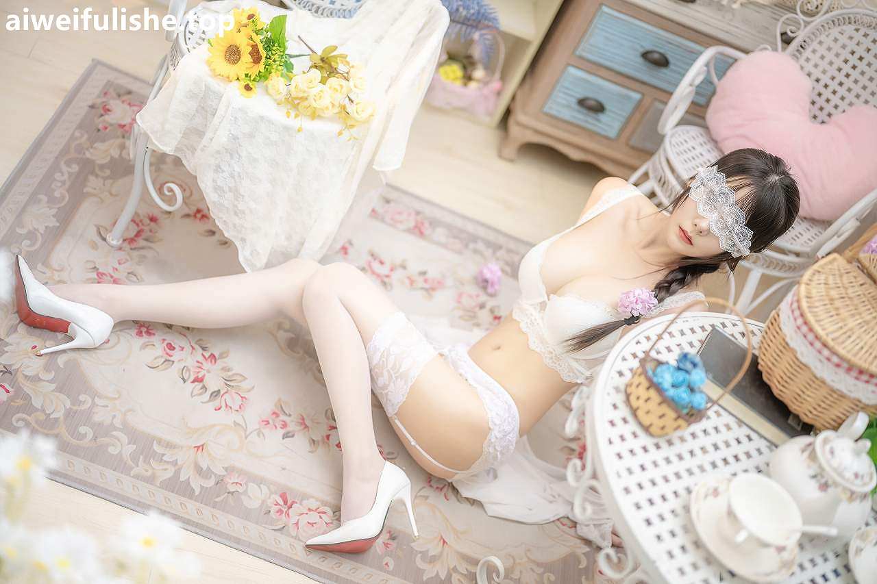 香草喵露露-白色花房 [49P2V-1.14GB] 网红福利-第3张