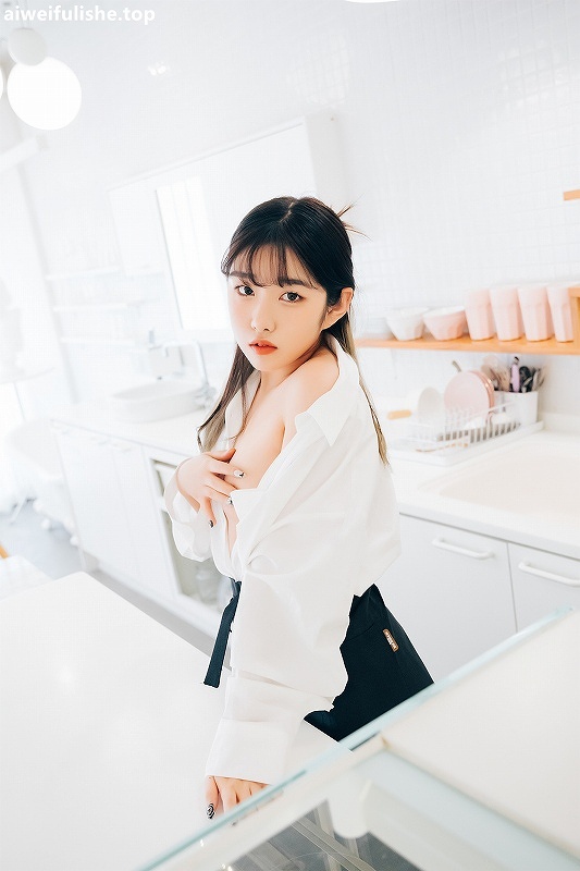 韩国美女Sonson [Loozy] Nude Apron[110p205M] 性感诱惑-第6张