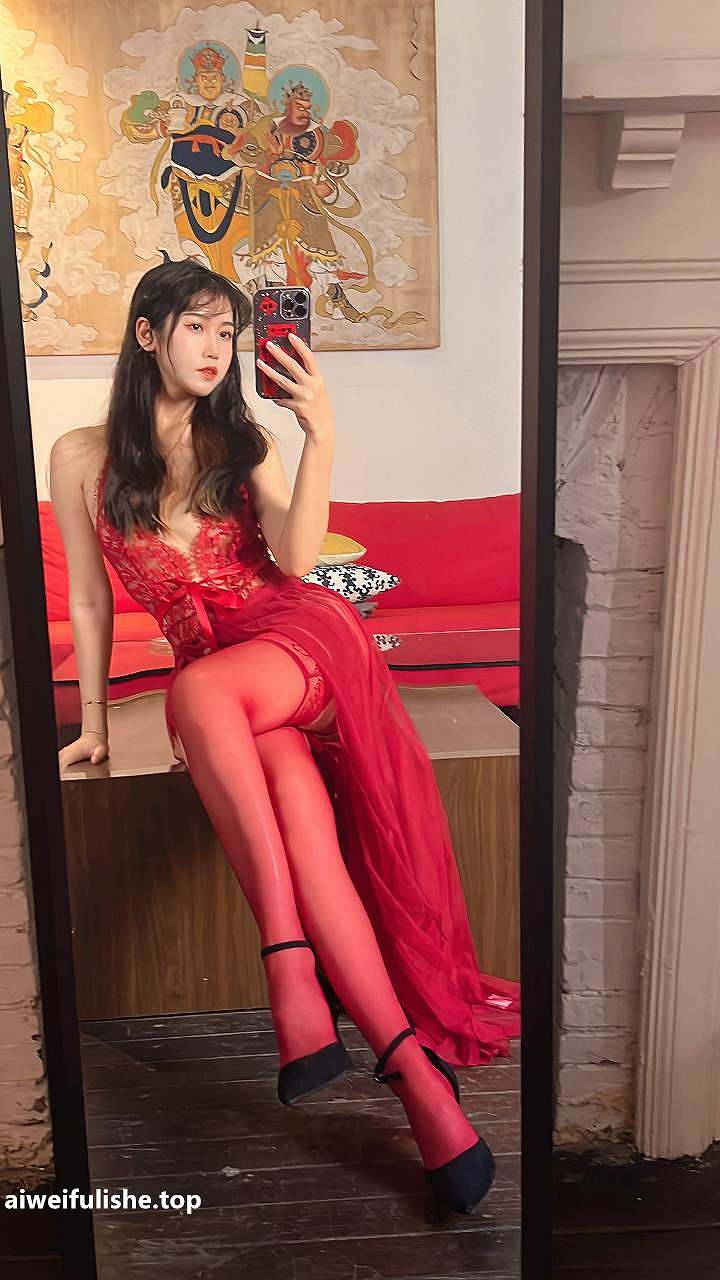 不呆猫-霸气红色人妻 [57P1V-1.77GB] 丝袜写真-第6张
