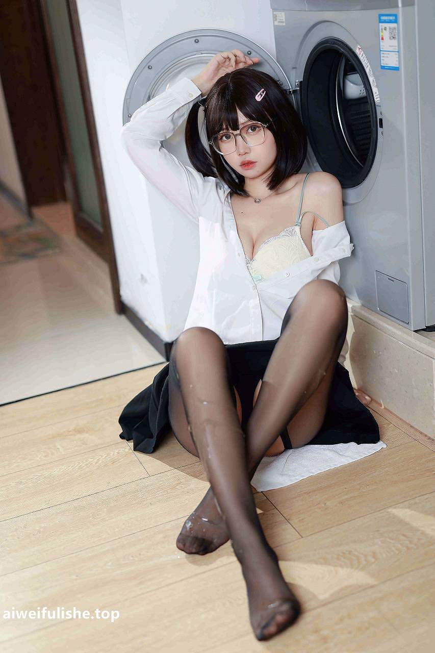 洛桑w伊梓-眼镜妹妹 [32P-307MB] JK制服-第1张