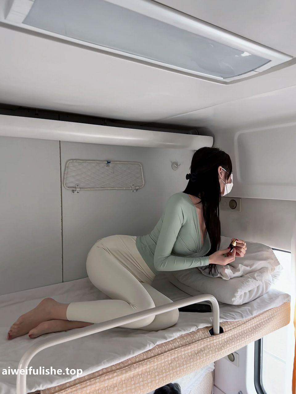 脸红Dearie-高铁之旅 [80P4V-530MB] 巨乳-第4张