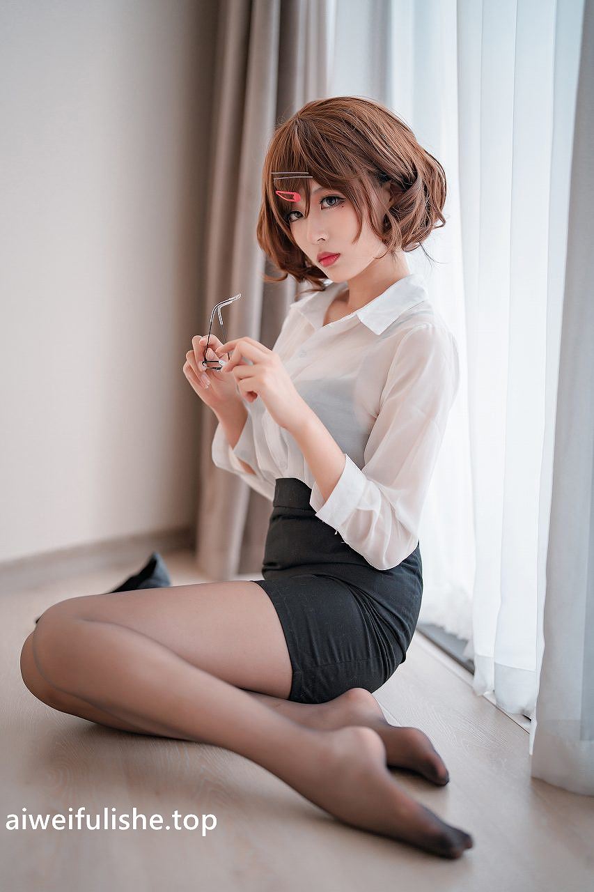 轩萧学姐-円香ol+竞泳 [43P-98MB] OL制服-第2张