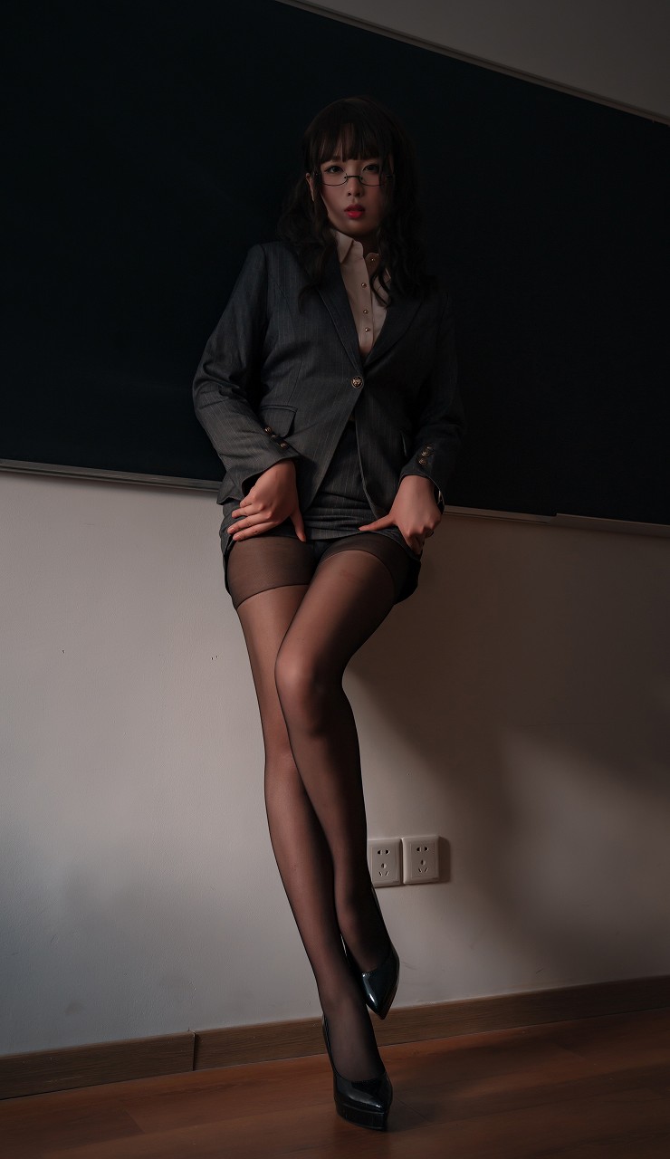 轩萧学姐-教鞭 [45P1V-266MB] OL制服-第4张