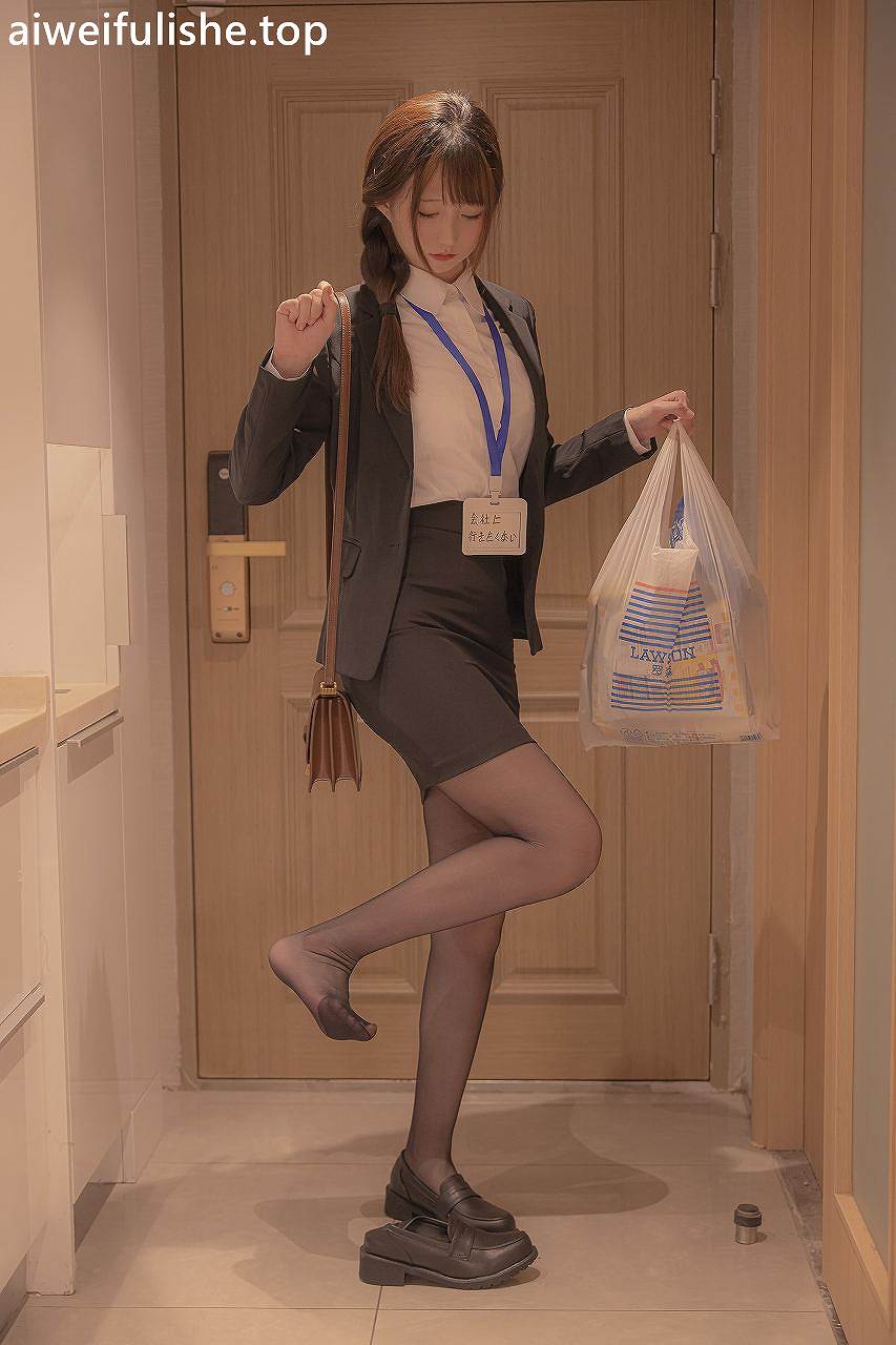 Nagisa魔物喵-醉酒的办公室女郎 [105P1V-494M] OL制服-第3张
