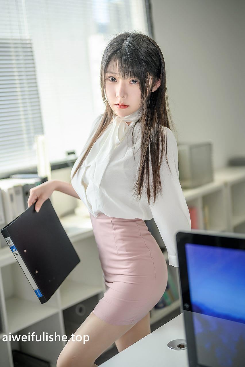 香草喵露露-忙露的职场 粉白裙子 [40P1V-1.32GB] OL制服-第3张